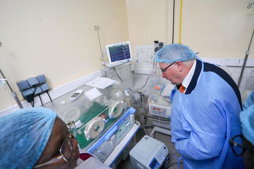 UNFPA Deputy Executive Director Andrew Saberton examines an incubator in a maternity ward in Chad.