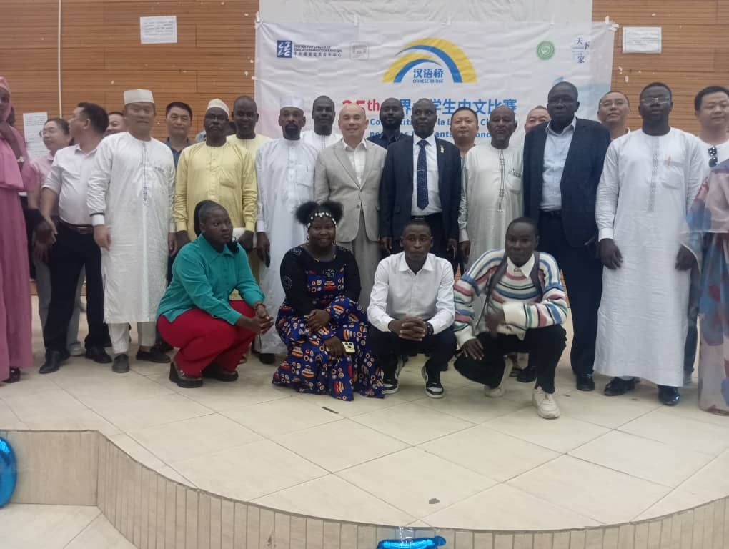 Students celebrating cultural exchange between Chad and China