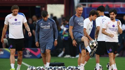 PSG manager Luis Enrique with players ahead of the Champions League final