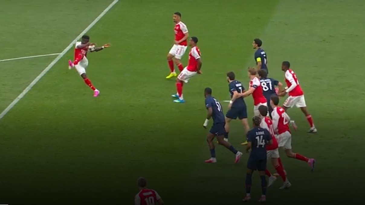 Bukayo Saka’s hand during PSG vs Arsenal Champions League final Bukayo Saka’s hand during PSG vs Arsenal Champions League final