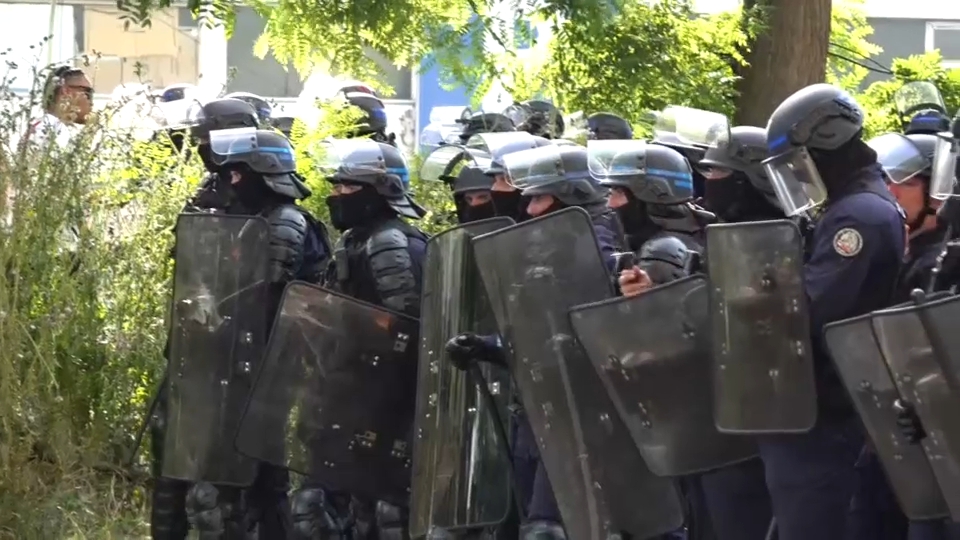 Tensions near Porte de Saint-Cloud