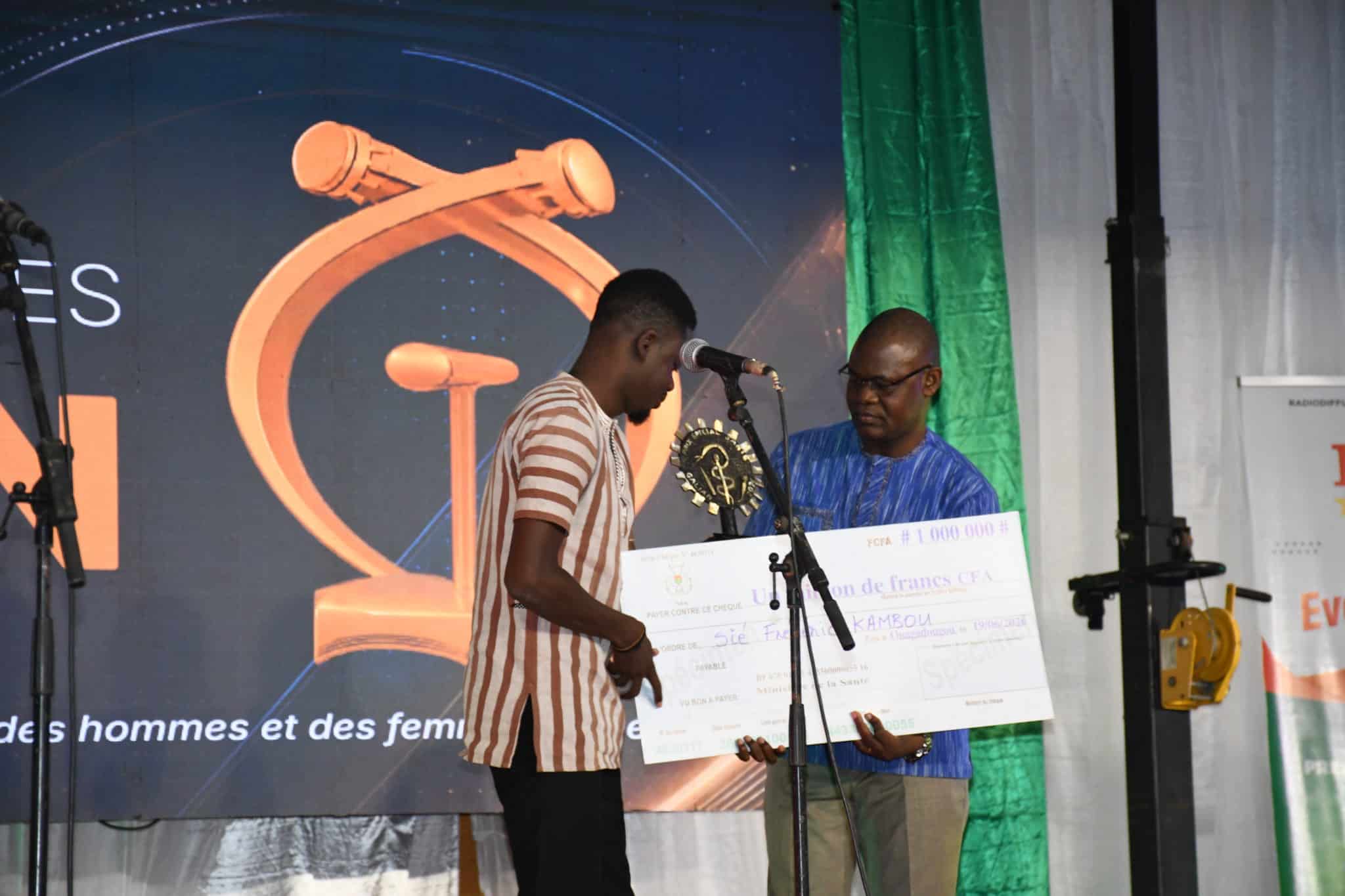 Sié Frédéric Kambou receiving his Galian Prize
