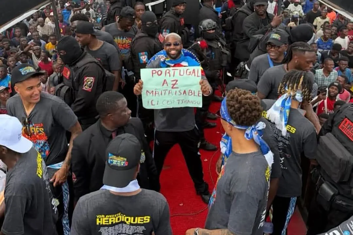 Congolese footballer Cédric Bakambu holding a 'Maîtrisable' sign in June 2026.