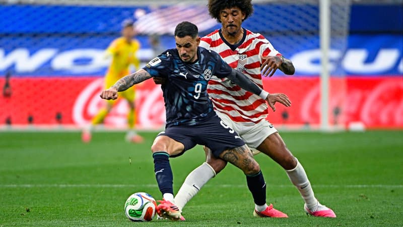 Antonio Sanabria facing Chris Richards during USA vs Paraguay on June 13, 2026 in Los Angeles