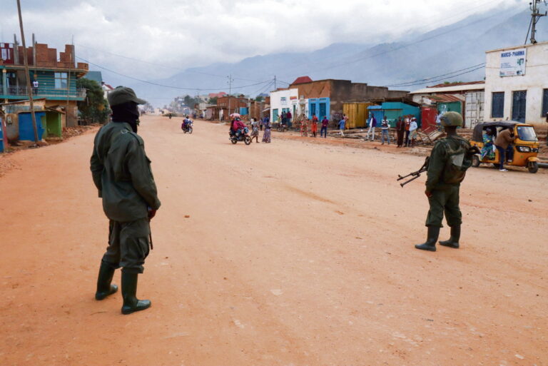 Des soldats rebelles du groupe M23 patrouillent dans les rues de la ville de Uvira, Republique Democratique du Congo le 12 decembre 2025, région des Grands Lacs