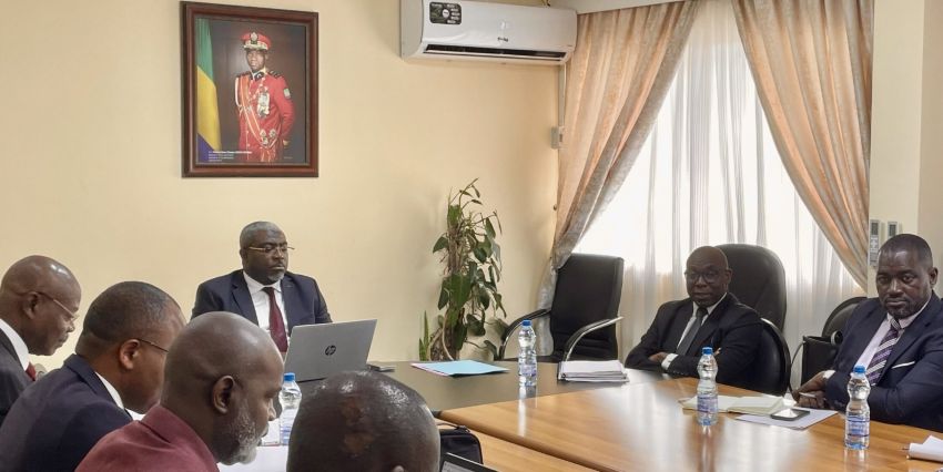 Government officials in a meeting at the General Secretariat of the Government