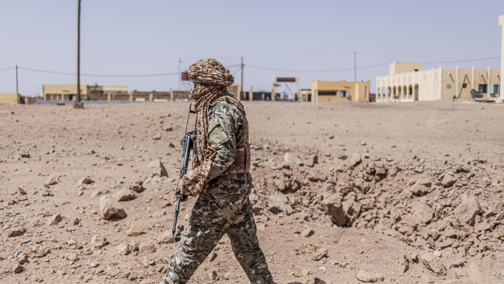 A soldier from the National Liberation Front of Azawad (FLA) inspects a crater in Kidal, Mali, on May 14, 2026, caused by an aerial bombardment by the Malian Armed Forces (FAMA).
