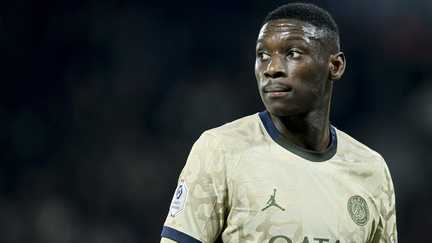 Randal Kolo Muani playing for PSG in a Ligue 1 match against Stade Brestois, January 2024.