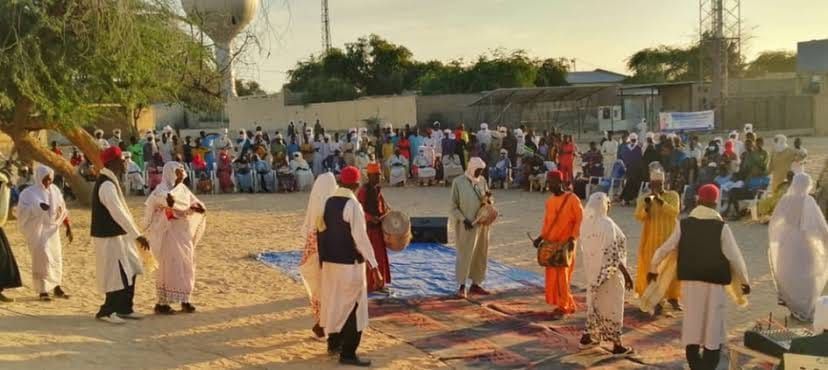 Couple embracing during a N'Djamena wedding ceremony