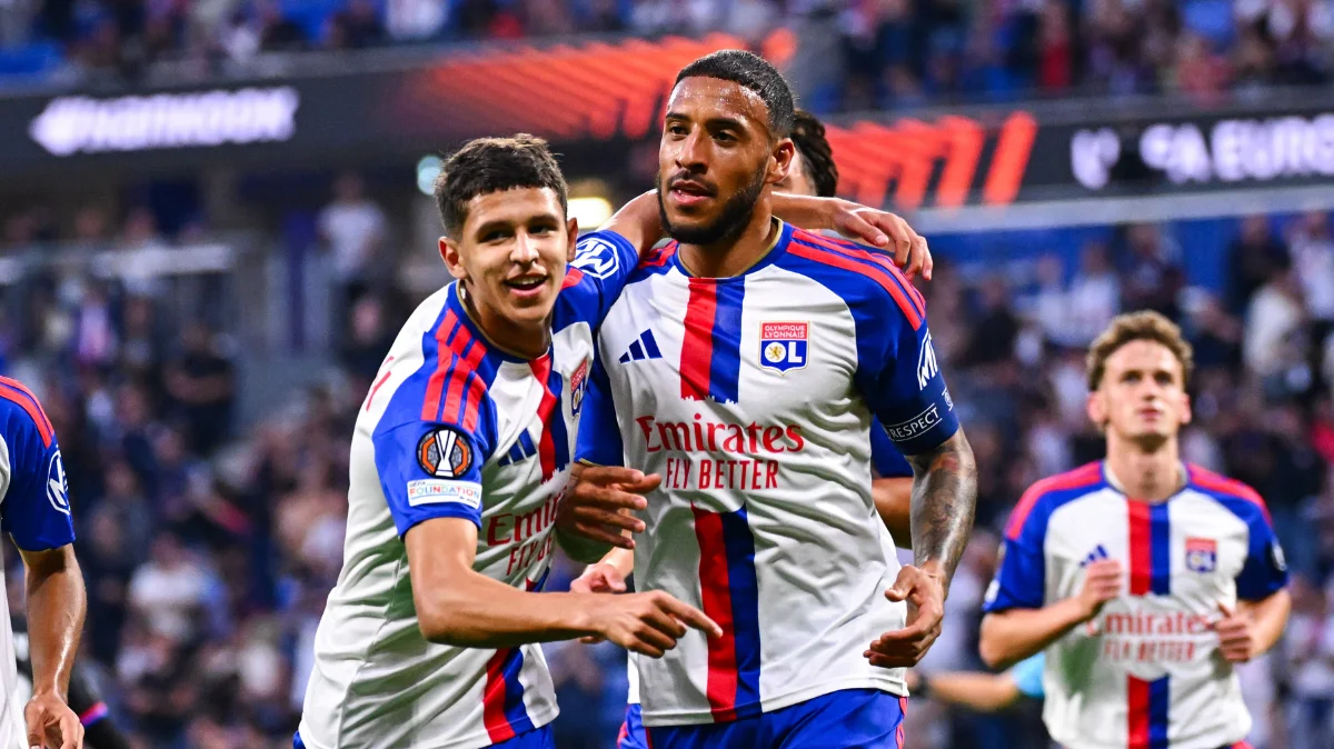 Olympique Lyonnais players celebrate after winning against Crystal Palace